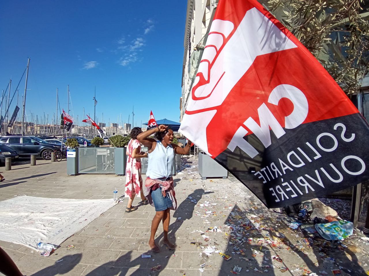 Plus de 50 jours de grève, les camarades du Radisson Blu de Marseille tiennent le piquet de grève!